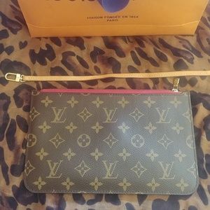 Louis Vuitton Neverfull Pouch, Fuschia interior MM